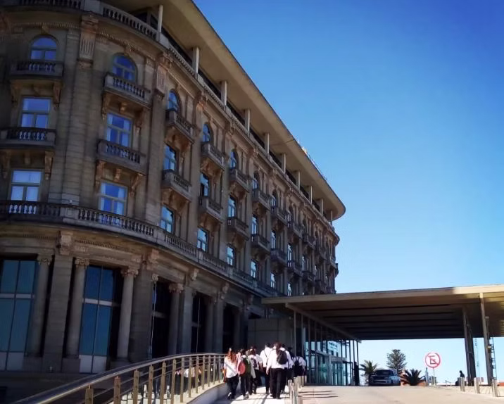 Fachada de un edificio histórico de Montevideo