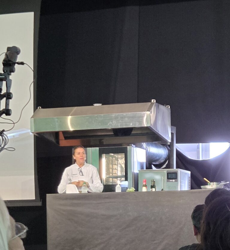 Chef dictando una clase en vivo en el escenario del festival