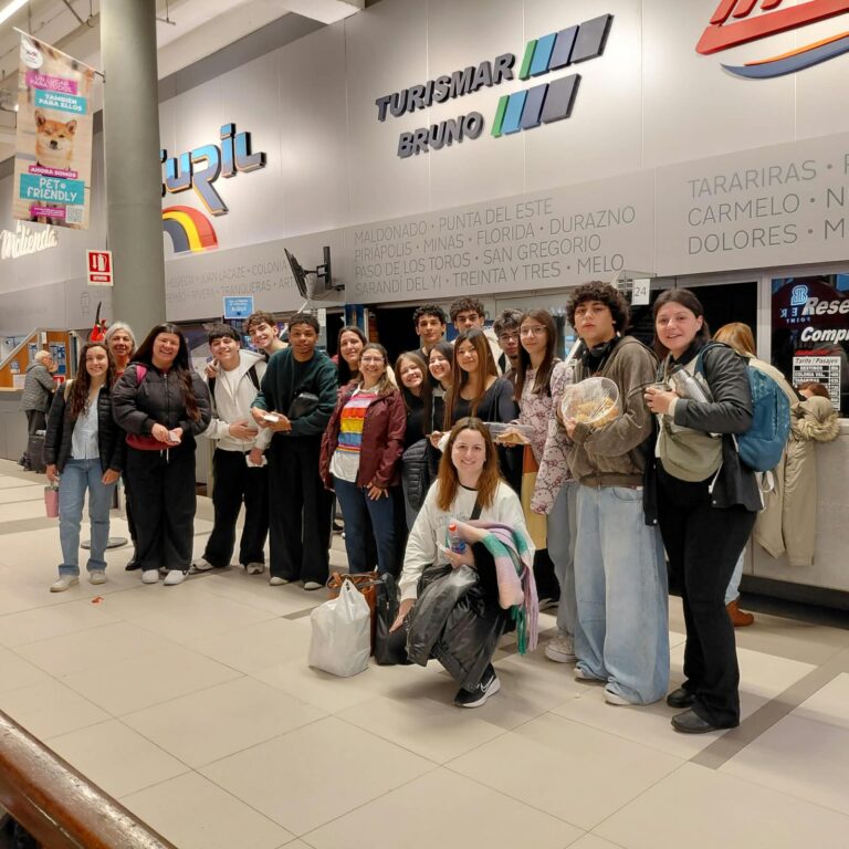 Integrantes de la delegación de la ESGHT junto a la terminal de Turismar