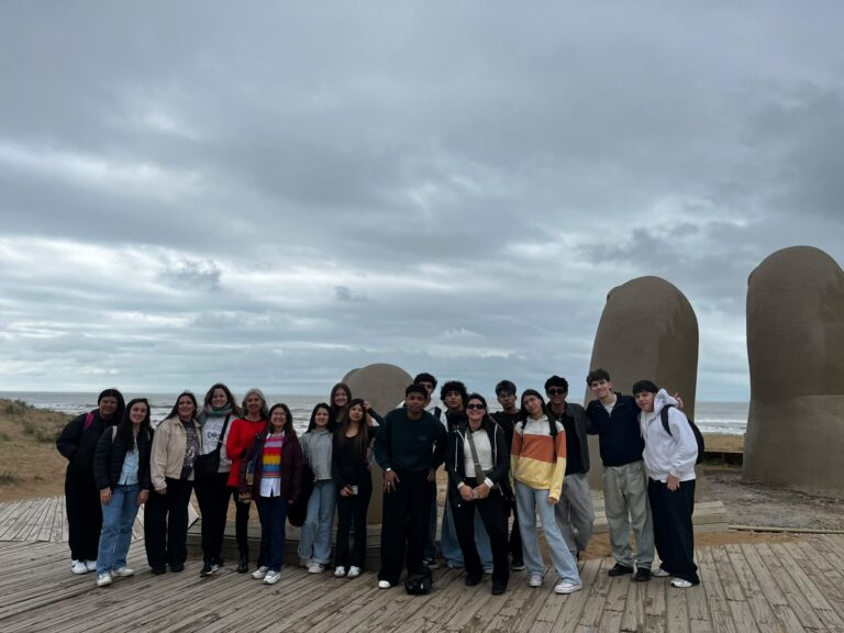 Integrantes de la delegación frente a la escultura La Mano, en Punta del Este