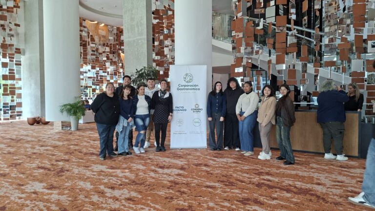 Delegación de la ESGHT junto al cartel de la Corporación Gastronómica de Punta del Este