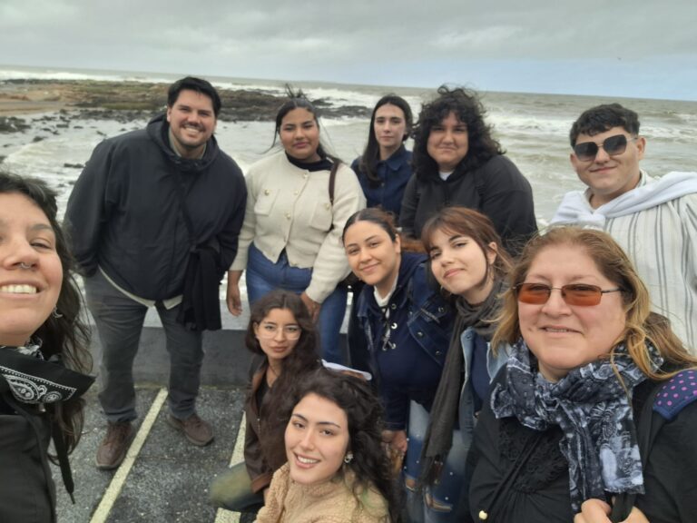 Integrantes de la delegación en una foto grupal frente al mar